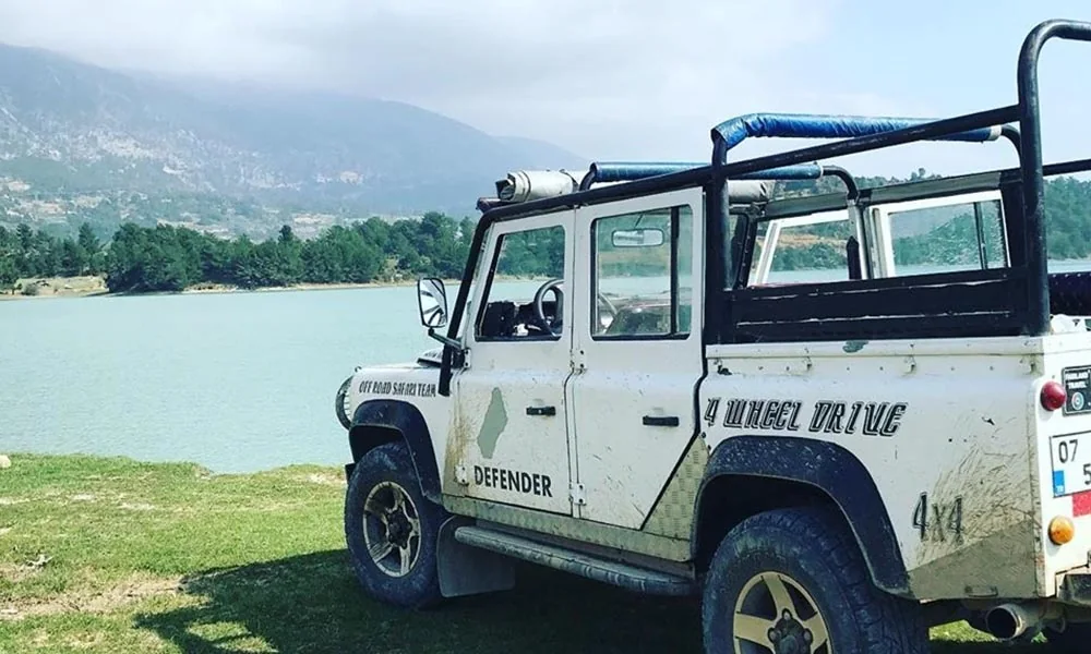 A four-wheel-drive jeep beside the hills near Pushkar